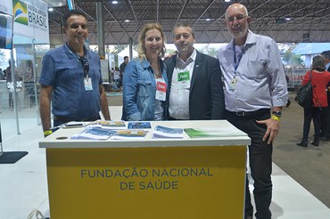 Ronaldo Nogueira (2º dir.) e colaboradores da Funasa no estande da Funasa. 