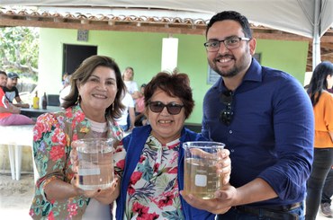 Dois exemplos de água potável e a água que a comunidade consumia antesFoto: Divulgação/Suest-PB