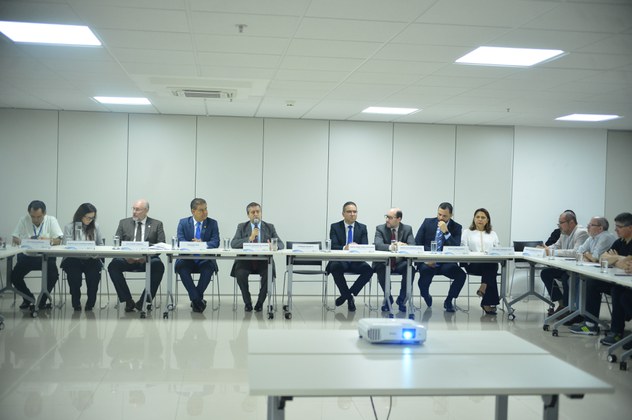 Ronaldo Nogueira (5º esq.) e Nelsinho Trad (4º esq.) participam da reunião de diretoria ampliada da Funasa, em Brasília/DF.