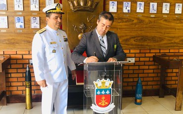 Ronaldo Nogueira (dir.) recebe medalha Mérito Tamandaré.Foto: Coesc/Funasa