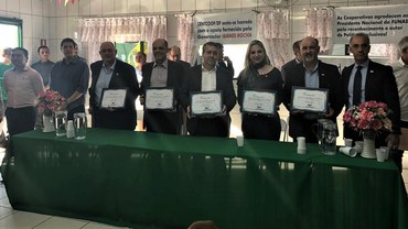 Ronaldo Nogueira (ao centro), Roberta Monzini e demais participantes, na entrega das placas.Foto: Valquíria Alves