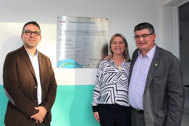 Participaram da inauguração do Sistema de Esgotamento Sanitário em São Domingos/SC: diretor executivo Márcio Cavalcante, a prefeita de São Domingo Elieze Comachio e o superintendente estadual Adenor PiovesanFoto: Divulgação/Suest/SC