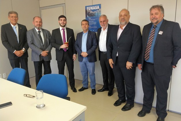 Ronaldo Nogueira (centro) recebe representantes do município de Bodocó (PE) em audiência.