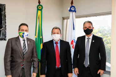 Coronel Giovanne Silva recebe o secretário-executivo, Élcio Franco (a esq.), e o diretor do Degip/MS, Reginaldo Ramos Machado (a dir.) na sede da Funasa, em BrasíliaFoto: Daniel Ribeiro/Funasa