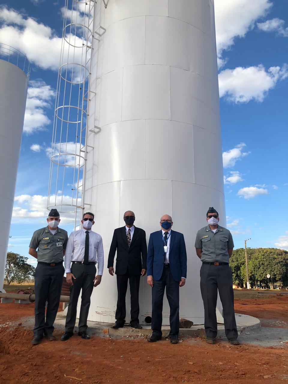 Roberto Bentes Batista (ao centro) e demais gestores da Funasa visitam a obra da caixa dágua. 