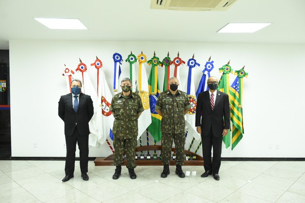 O diretor do Densp, coronel Roberto Bentes Batista (1º à direita),também participou da visita ao DEC/Exército.
