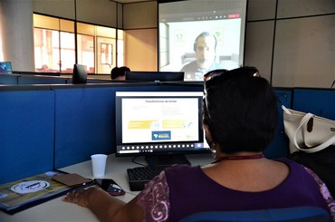 Servidora participa de apresentação ao vivo na sede da Fundação, em Brasília.Foto: Lucca Decia/Funasa