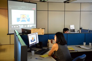 Mulher mexendo no computador