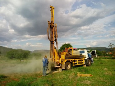 Perfuratriz abrindo poço tubular para obter água subterrânea para abastecimento público. Foto: Densp/Funasa