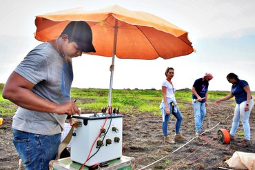 Geólogo Ricardo Côrtes utilizando o resistivímetro Syscal PRO SwitchFoto: Vanderson Ferraz/AMM
