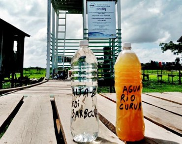 Diferença da água do Rio Apaiari para a água tratada no SALTA-z.Foto: Grupo Técnico Municipal de Chaves/PA