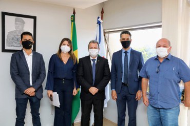 Pessoas pousando para a foto