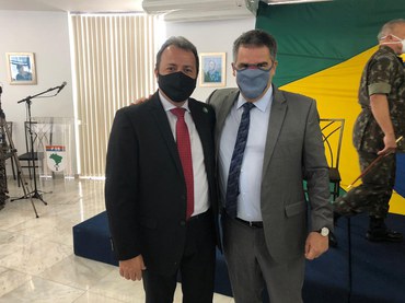 Presidente da Funasa, coronel Giovanne Silva, ao lado do vice-governador do estado de Minas Gerais, Paulo BrantFoto: Divulgação/Exército