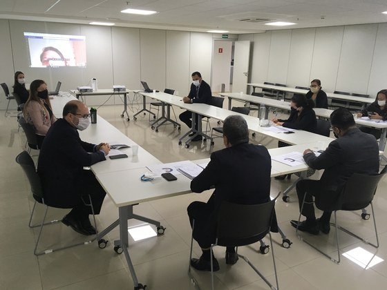 Giovanne Silva (centro) conversa por videoconferência com a procuradora-chefe da Funasa.