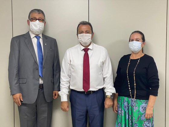 Luiz Oliveira (esq.), Giovanne Silva (centro) e Deborah Roberto.