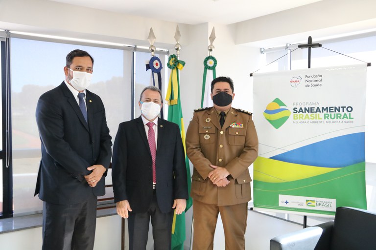 Giovanne Gomes da Silva (centro), ao lado do deputado federal Diego Andrade (esq.) e do Tenente Coronel Lázaro, da PMMG (dir.).