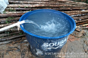 Caixa d'água sendo enchida