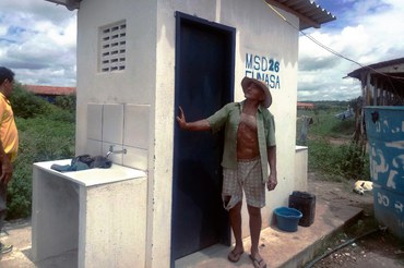 Morador de Jataúba, em Pernambuco, na obra pronta de Melhoria Sanitária Domiciliar, construído com recursos da FunasaFoto: Suest/PE