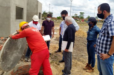 Técnicos da Funasa, da prefeitura e da construtora responsável inspecionando a obra de MHCDCFoto: Charles Lins/Suest-SE