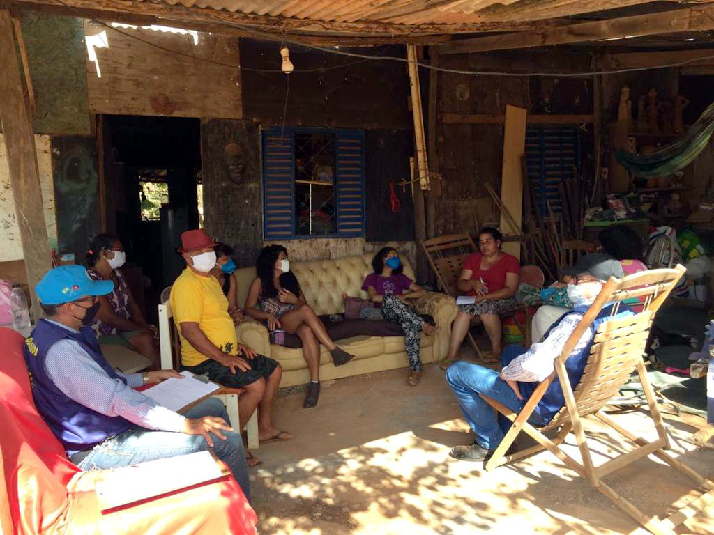 Diretor do Densp, coronel Roberto Bentes Batista, e José Antônio Ribeiro, da Coordenação de Infraestrutura de Água e Esgoto, em visita à Comunidade Márcia Cordeiro Leite, em Planaltina/DF