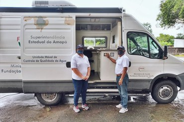Representantes do Sesam com a Unidade Móvel de Controle da Qualidade da Água (UMCQA)Foto: Suest/AP