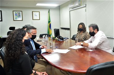 Membros da Funasa e FDUL durante assinatura do acordo de cooperação técnicaFoto: Lucca Decia/Funasa