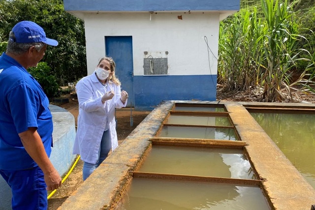 Funcionária da Cisabes coleta amostra de água para análise. Foto: Suest/ES.