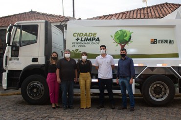 Edicleusa Veloso (no centro) e Luiz Valarini (à direita de blusa branca) durante entrega do caminhãoFoto: Prefeitura Itapeva