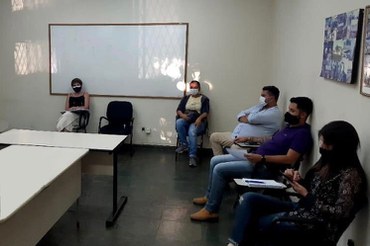 Superintendente e prefeitos reunidos para debates sobre saneamentoFoto: Suest/MG