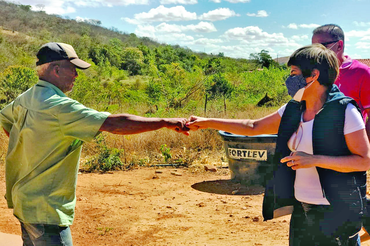 Superintendente Edicleusa cumprimentando morador da localidadeFoto: Prefeitura de Francisco Sá