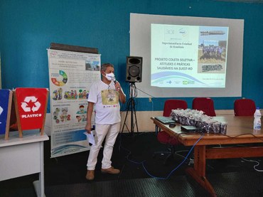 Homem falando ao microfone