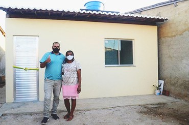 Dona Leninha recebe sua nova casaFoto: Prefeitura de Japaratuba