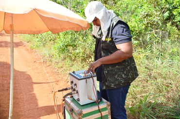 Geólogo Ricardo Côrtes Guimarães operando o resistivímetroFoto: Lucca Decia/Funasa