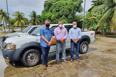 Da esquerda para direita, deputado Fábio Mitidieri, Prefeito de General Maynard, e o superintendente Waldoilson juntos às caminhonetes doadas.Foto: Suest/SE