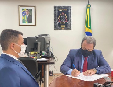 O ato de assinatura aconteceu nesta manhã, no gabinete da Presidência, em BrasíliaFoto: Paulo R.Souza