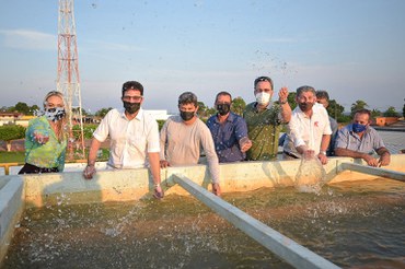 Autoridades comemorando a inauguração do SAAFoto: Diego Gurgel/Secom Governo do Acre