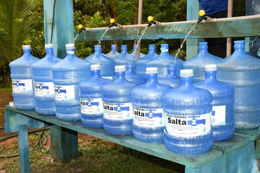 Galões utilizados para armazenar água tratada da SALTA-zFoto: Prefeitura de Cruzeiro do Sul