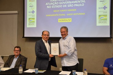 Superintendente estadual da Funasa recebendo título de convidado ilustre do município de OlímpiaFoto: Prefeitura Municipal de Olímpia