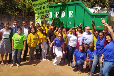 Catadores da Rede Alternativa Central das Cooperativas, juntamente com autoridades, comemoram recebimento do novo maquinário.Foto: Charles Lins/Funasa