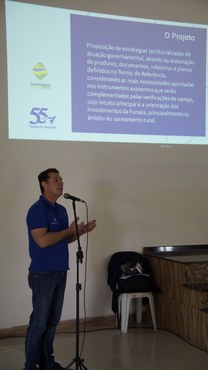 Homem falando ao microfone