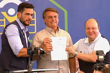 Presidente e superintendente estadual da Funasa junto ao presidente da República, Jair Bolsonaro, na assinatura da ordem de serviço da Força-Tarefa das Águas