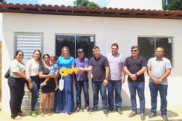 Autoridades, técnicos e moradores em entrega de MHCDC em SergipeFoto: Suest-SE/Funasa