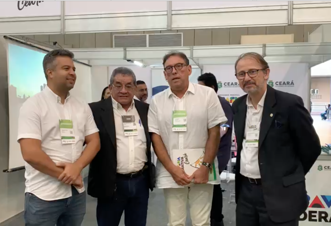 Prefeito Mombaça, Orlando Benevides (1º esquerda) e prefeito municipal de Senador Pompeu, (3º à esquerda) visitam estande da Funasa  (Foto: Kaio Costa - Suest-CE/Funasa).