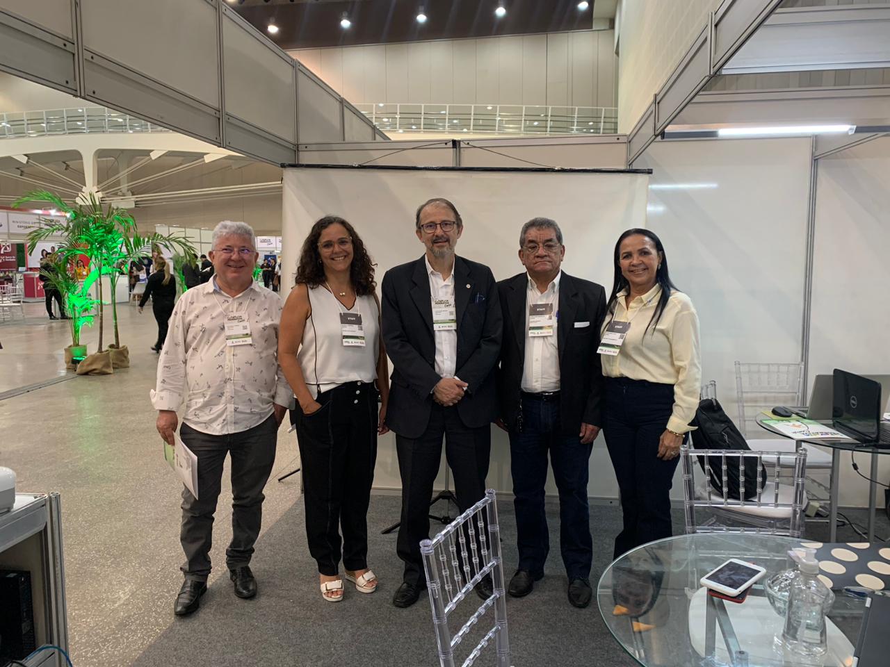 Presidente interino, Alexandre Motta (centro), é recebido pelos servidores da Suest-CE no estande da Funasa (Foto: Kaio Costa - Suest-CE/Funasa).