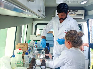 Técnicos da Funasa fazem análise da qualidade da água em amostras colhidas na Barra do Sahy, em São Sebastião/SPFoto: Lucca Decia/Funasa