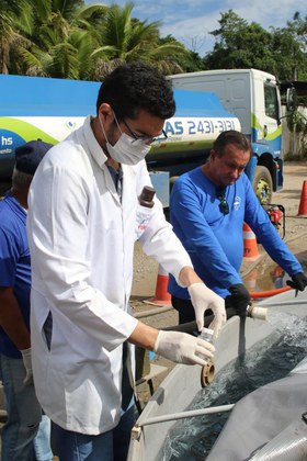 Técnicos analisando amostras de água