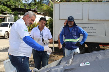 Técnicos da Funasa analisam as amostras de água tratadas pela Unidade Móvel de Tratamento de Água (UMTA), que foi instalada em São Sebastião/SP. O equipamento é o mesmo utilizado no desastre ocorrido na Bahia, no ano passado.Foto: Lucca Decia/Funasa