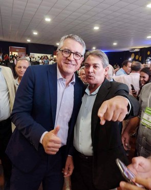 Dois homens pousando para a foto
