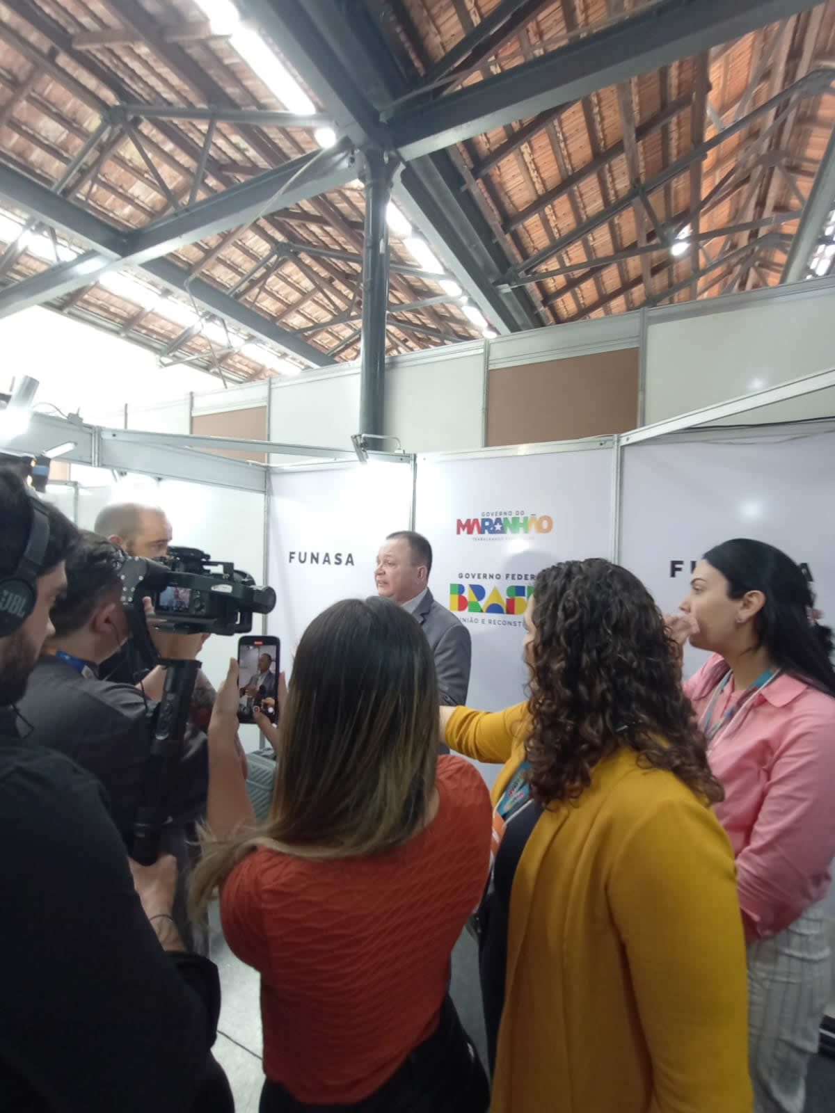 Governador do Maranhão, Carlos Brandão, visita estande da Funasa e concede entrevista coletiva no local. (Foto: Suest-MA/Funasa).