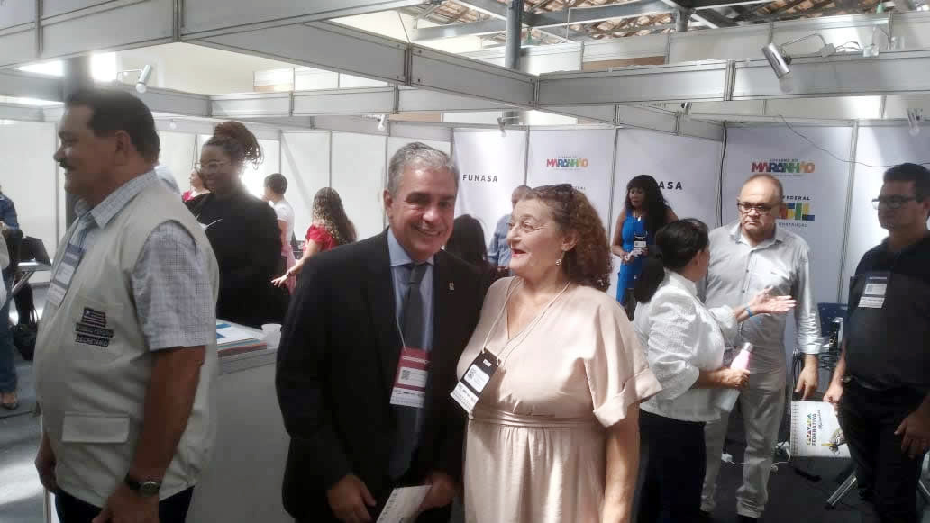 Secretário Especial de Assuntos Federativos da SRI/PR, André Ceciliano, ao lado da superintendente Maria Inonência, em visita ao estande da Funasa. (Foto: Suest-MA/Funasa).